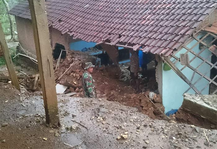 Dua Perumahan Warga di Donorojo Pacitan Rusak Dihantam Longsor