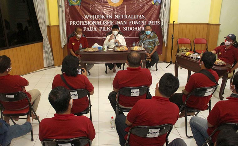 Pj. Bupati Sidoarjo Hudiyono (kemeja putih), Kapolresta Sidoarjo Kombespol Sumardji (baju batik), dan Sunarno Edi Wibowo (kemeja hitam).