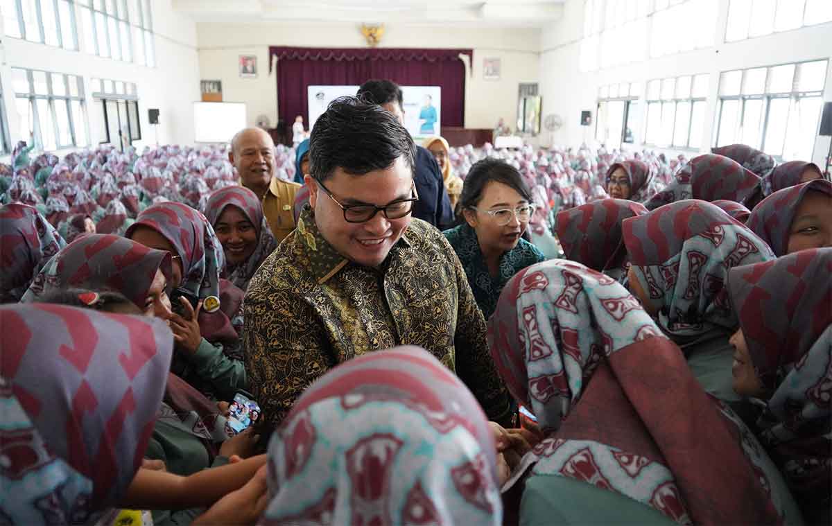 Bupati Kediri, Hanindhito Himawan Pramana, saat menyalami guru-guru taman Posyandu. Foto: Ist