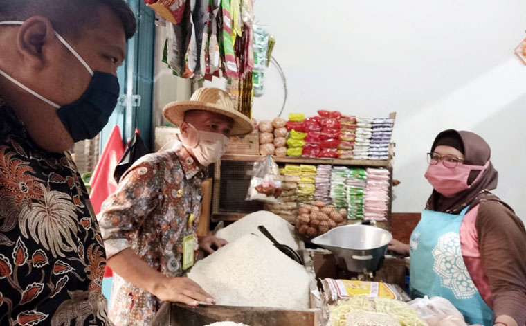 Kabid Usaha perdagangan Drs. Trio Froni bersama Tim Satgas Pangan saat sidak pasar.