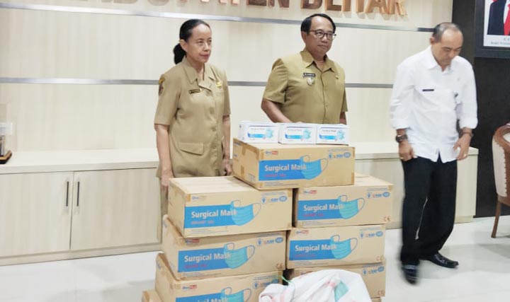 Bupati Blitar Rijanto memberikan keterangan saat memberangkatkan bantuan 10 ribu masker ke Hongkong.
