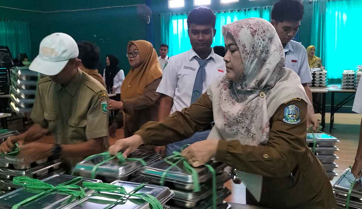 Distribusi MBG atau Makanan Bergizi Gratis di SMAN 2 Batu.