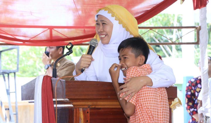 Gubernur Khofifah bercanda dengan seorang siswa saat meresmikan 1 unit gedung SDN 9 Dalaka, Kec. Sindue, Kab. Donggala, Sulawesi Tengah. foto: ist.