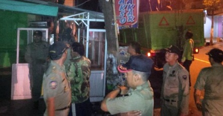 Suasana penertiban kios yang memakan trotoar di Jl. Wahid Hasyim Kota Kediri. (Arif Kurniawan/BANGSAONLINE)
