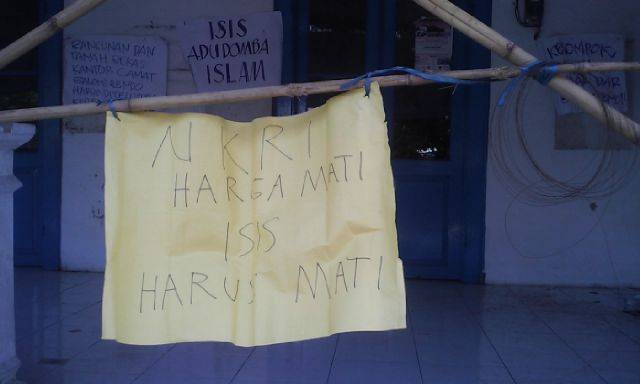 DISEGEL -Spanduk dan kayu bambu yang dipasang di pintu Masjid Hibaturrahman, di Jalan Raya Balongbendo, di Desa Suwaluh Kecamatan Balongbendo Sidoarjo, Minggu (10/8/2014). 