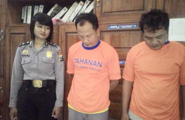 Kedua pelaku saat diamankan di Mapolsek Pagu kabupaten Kediri. foto: dendi martoni/BANGSAONLINE