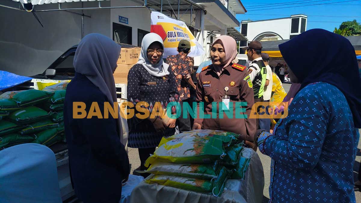 Kajari Kabupaten Kediri, Ismaya Hera Wardanie, bersama Kepala Dinas Ketahan Pangan dan Peternakan Kabupaten Kediri, Tutik Purwaningsih, saat meninjau stan Bulog. Foto: MUJI HARJITA/BANGSAONLINE