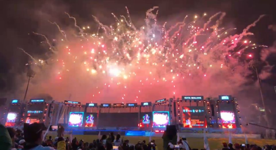 Kembang api pada Opening Ceremony Porprov IX Jatim