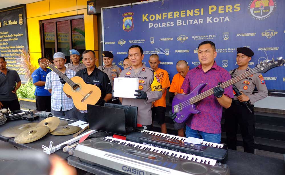 Wakapolres Blitar Kota I Gede Suartika menunjukkan alat musik yang dicuri para pelaku.