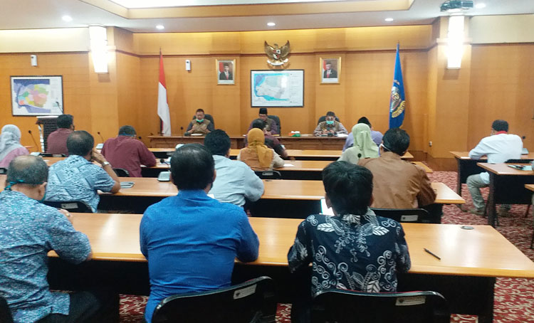Wakil Bupati Bangkalan, Mohni saat memimpin rapat koordinasi distribusi KKS-KPM/BPNT di aula Diponegoro, Kamis (30/4).
