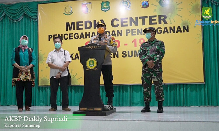 Kapolres Sumenep, AKBP Deddy Supriadi, S.I.K., M.I.K. bersama anggota tim lainnya saat konferensi pers di Posko Tim Gugus Tugas Percepatan Penanganan Covid-19 Kabupaten Sumenep, Kamis (30/04/2020) malam.