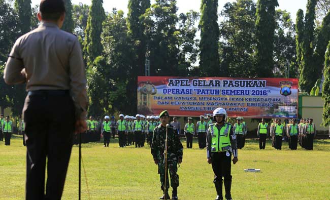 Sejumlah personel saat gelar Operasi Patuh 2016 di lapangan Pemkab Jombang, Senin (16/06). foto: BANGSAONLINE