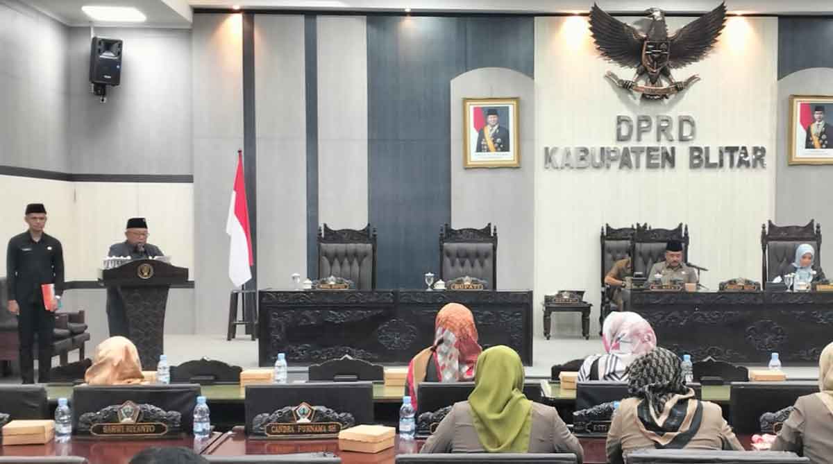 Bupati Blitar saat memberi sambutan dalam rapat paripurna.