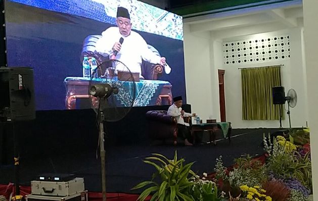 Prof. Dr. KH. Asep Saifuddin Chalim, M.A. saat memberikan mau
