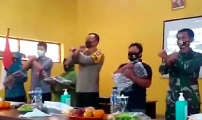 Dari kiri- Sekda Kabupaten Kediri Dede Sujana, Kapolres Kediri AKBP Lukman Cahyono dan jajaran TNI-Polri. (foto: IST).
