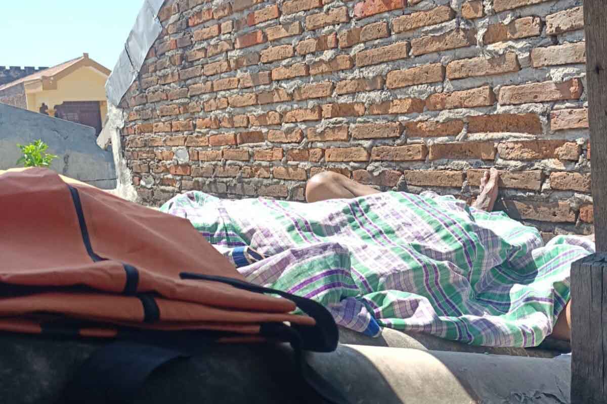 Jenazah korban yang merupakan lansia berusia 79 tahun, saat dievakuasi oleh para petugas di rumahnya.