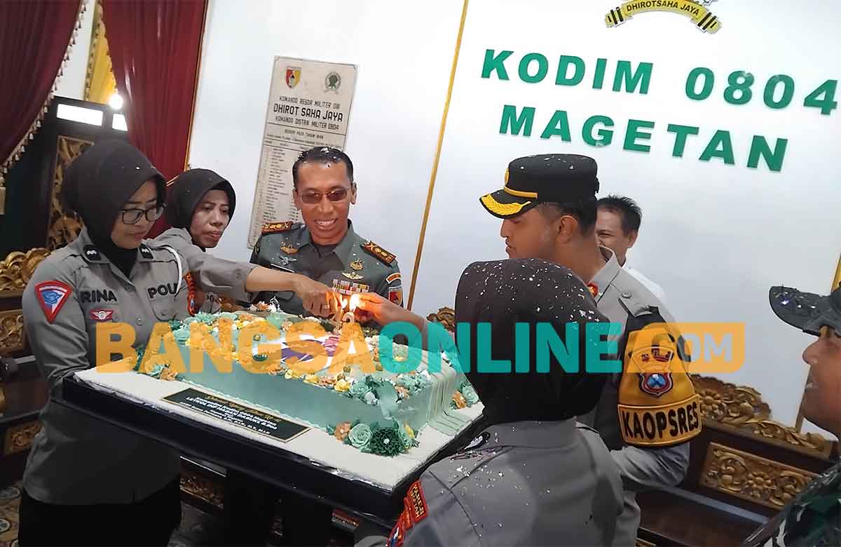 Kue ulang tahun yang dibawa Kapolres Magetan untuk Dandim 0804. Foto: HENDRO SUHARTONO/BANGSAONLINE