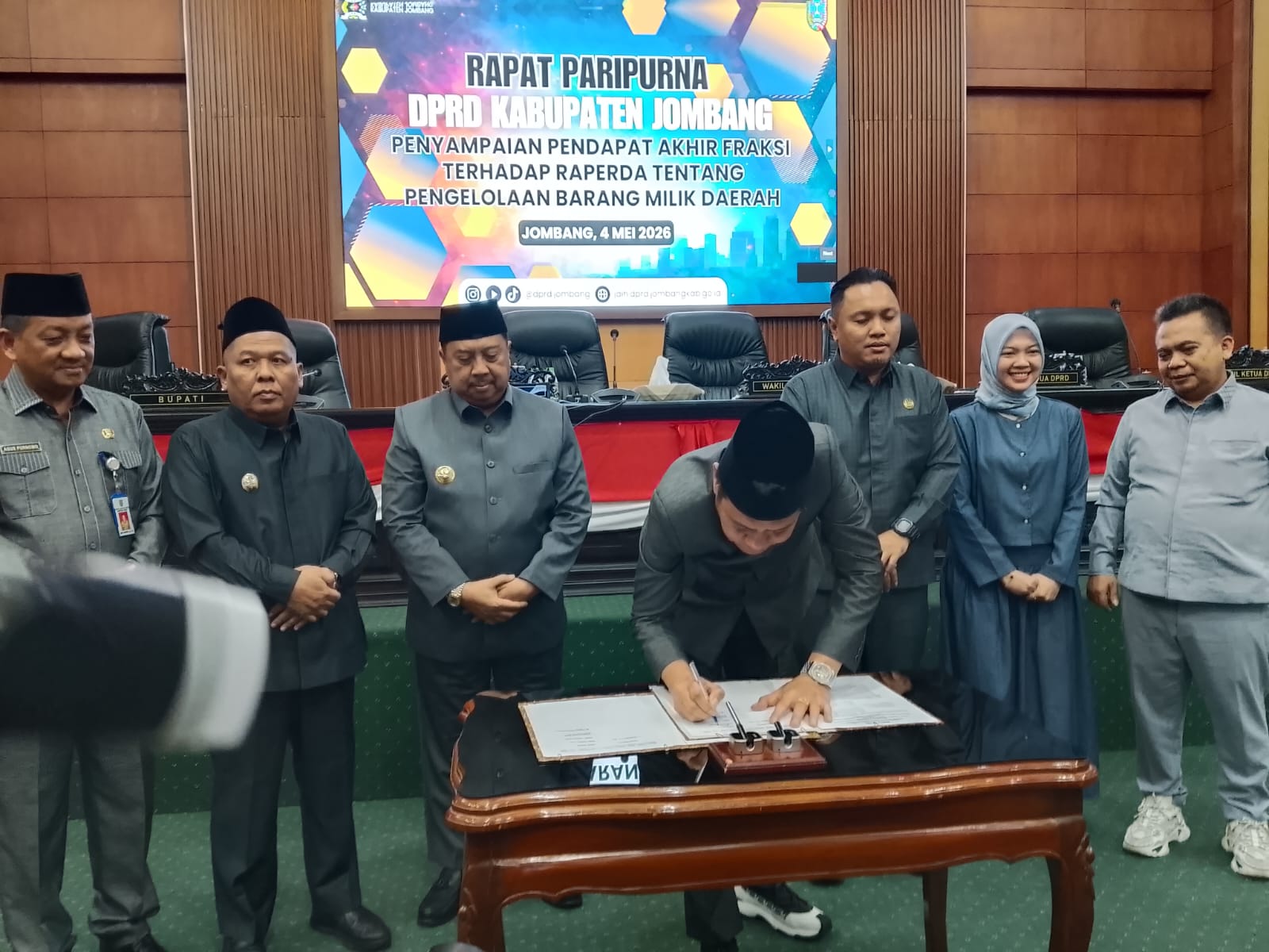 Penandatanganan kesepakatan di Rapat Paripurna di DPRD Jombang