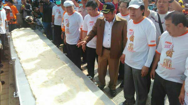 Kerupuk Raksasa Khas Sidoarjo Pecahkan Rekor MURI
