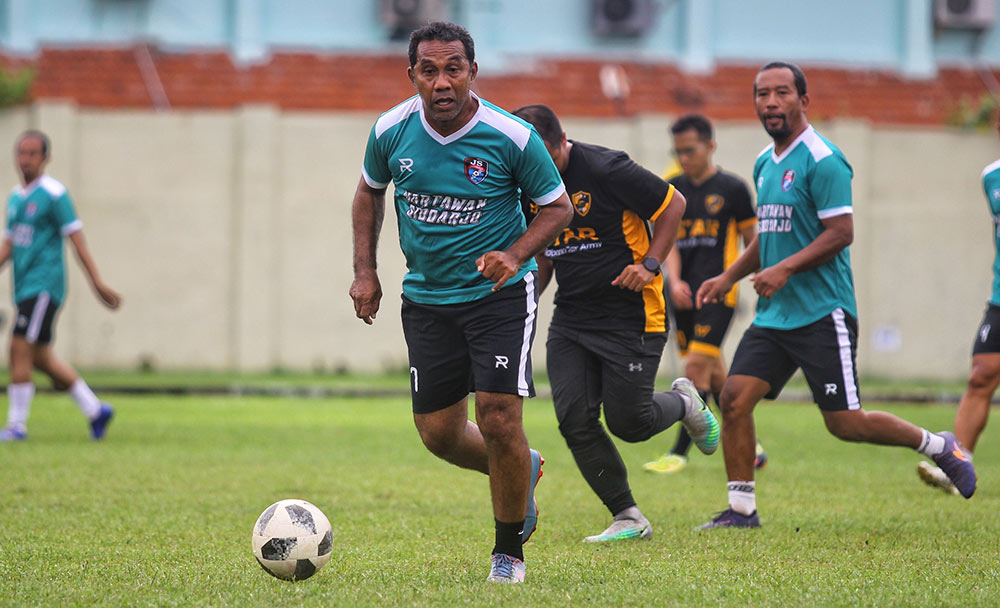 Legenda Persebaya, Reinald Pietersz (menggiring bola) saat memperkuat Tim Wartawan Sidoarjo di Trofeo Fun Football.