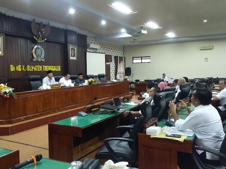 Rakor Komisi II dengan OPD terkait di gedung DPRD Trenggalek