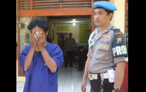 Petugas menunjukan pelaku dan barang bukti hasil pencurian. foto: rusmiyanto/BANGSAONLINE