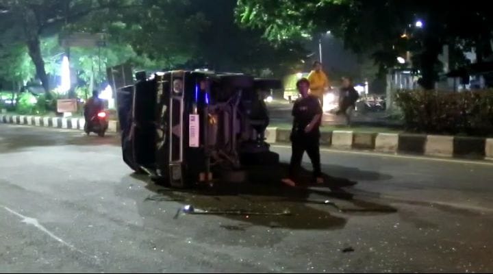 Dikejar Warga, Maling Gondol Pickup Terguling di Raya Porong