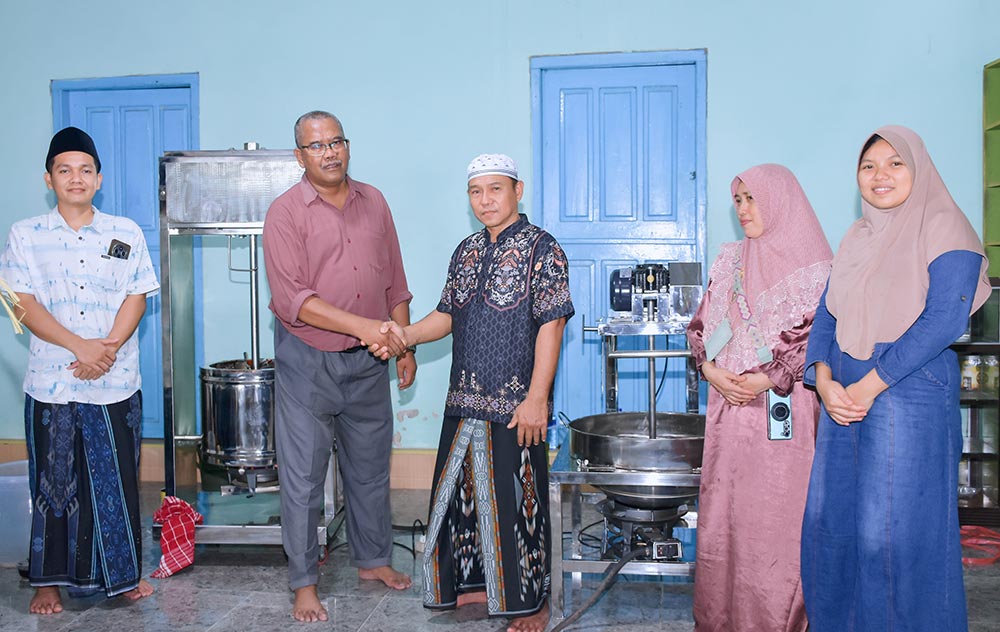 Penyerahan alat kepada UMKM oleh Ketua Tim Pengabdian, Ach. Muhib Zainuri.