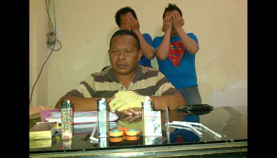 Dua tersangka di belakang Kanit Reskrim dan barang bukti yang diamankan. foto: rusmiyanto/BANGSAONLINE