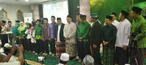 Para pengurus Pergunu Kota Denpasar dan Jembrana Bali saat dilantik di Masjid Raya Baiturrahman Denpasar Bali, Sabtu malam (8/2/2020). foto: bangsaonline.com