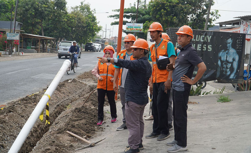 Direktur Pelayanan Perumda Delta Tirta Fatihul Faizun mengecek pemasangan pipa. Foto: Ist.