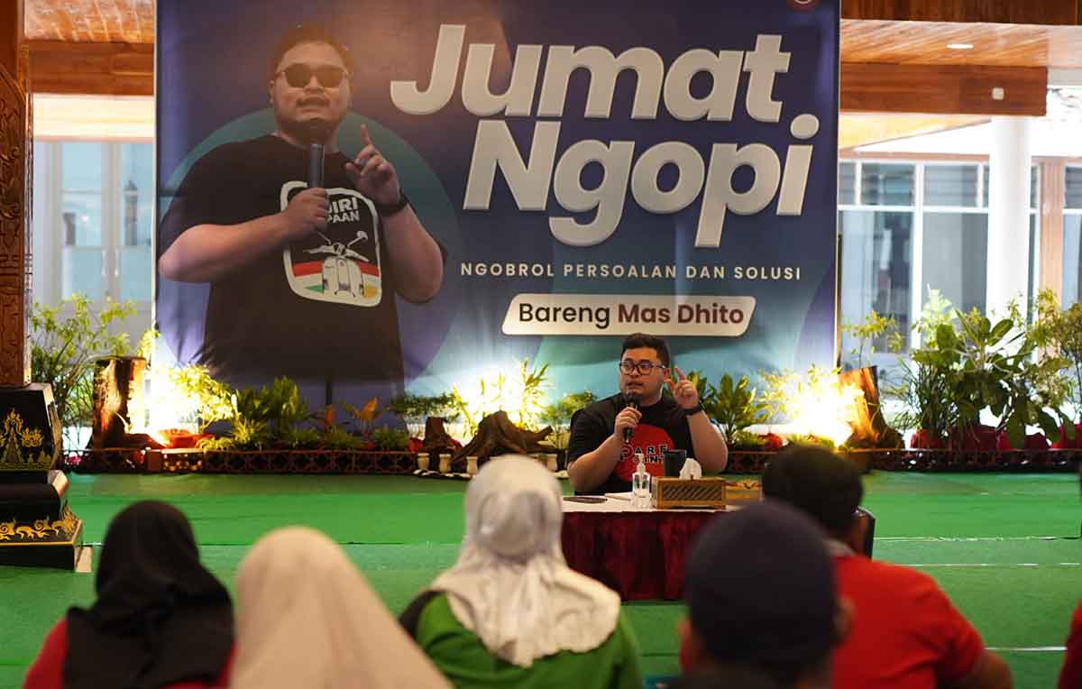 Bupati Kediri, Hanindhito Himawan Pramana, saat menjawab pertanyaan warga dalam acara Jumat Ngopi di Pendopo Panjalu Jayati. Foto: Ist
