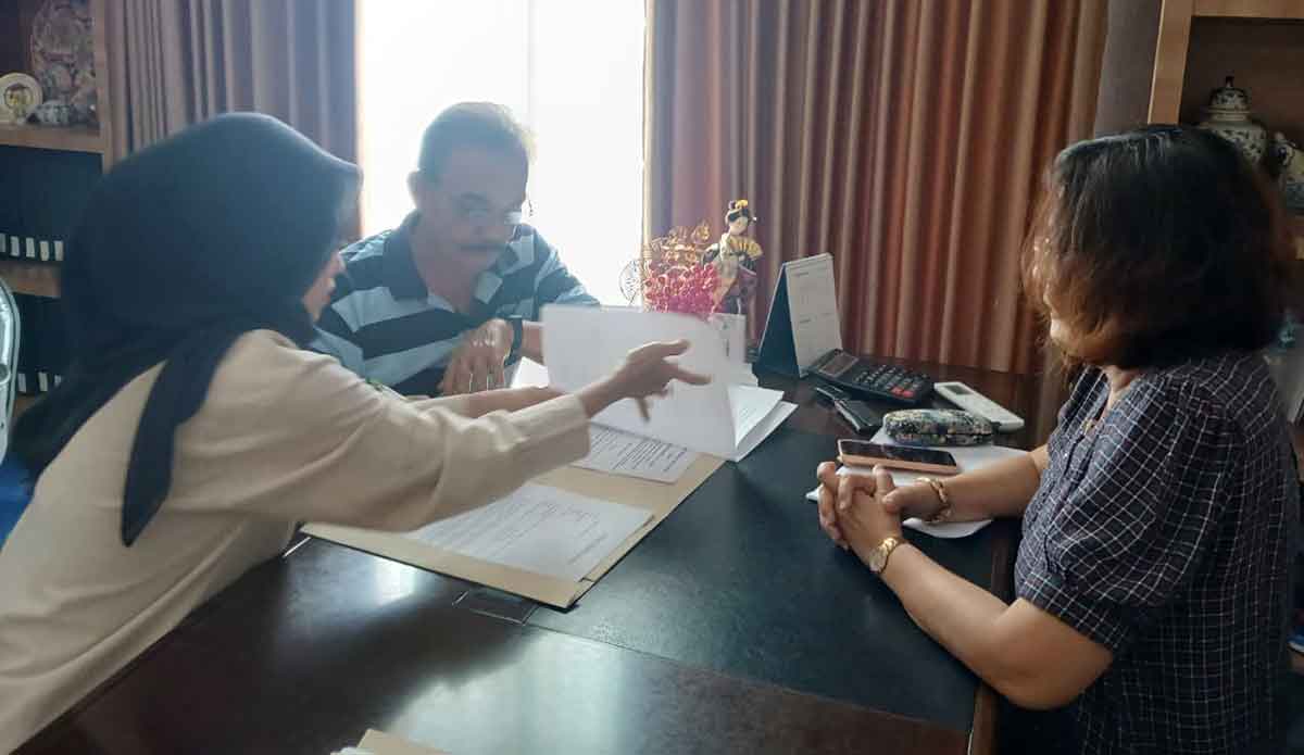 Salah satu pemilik unit di Icon Apartment Gresik saat menandatangani berkas kepemilikan di notaris. Foto: Ist