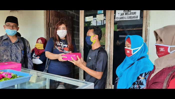 Koordinator RGR Irma Yulianti saat menyerahkan bantuan kepada Priyo Lestariana, didampingi oleh Kades Purwodadi H. Mashari (paling kiri), Relawan RGR Siswaningtri, Pengurus PDKK, dan Ketua PDKK Umi Salamah (paling kanan). foto: MUJI HARJITA/ BANGSAONLINE