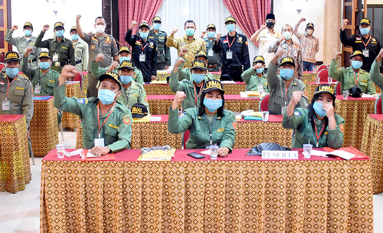 Bupati Pungkasiadi dalam acara Linmas. (foto: ist).