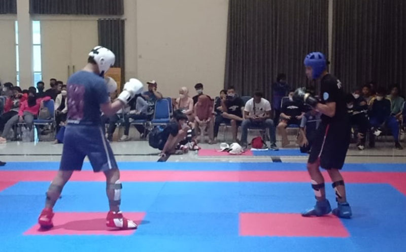 Dua atlet Kickboxing saat sedang bertanding. Foto: Ist