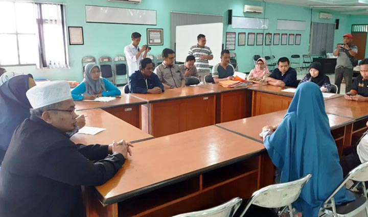 OPTIMIS: H Agung Sudiyono (berkopyah) menerima informasi hasil penghitungan berkas dukungan di KPU Sidoarjo, Rabu (26/2). foto: MUSTAIN/ BANGSAONLINE