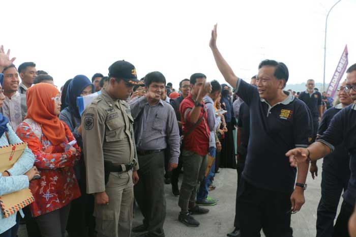 Bupati Sambari saat meninjau job fair di Stadion Gejos.