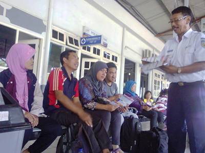 petugas sedang mengecek tiket calon penumpang. foto:m syafii/BANGSAONLINE