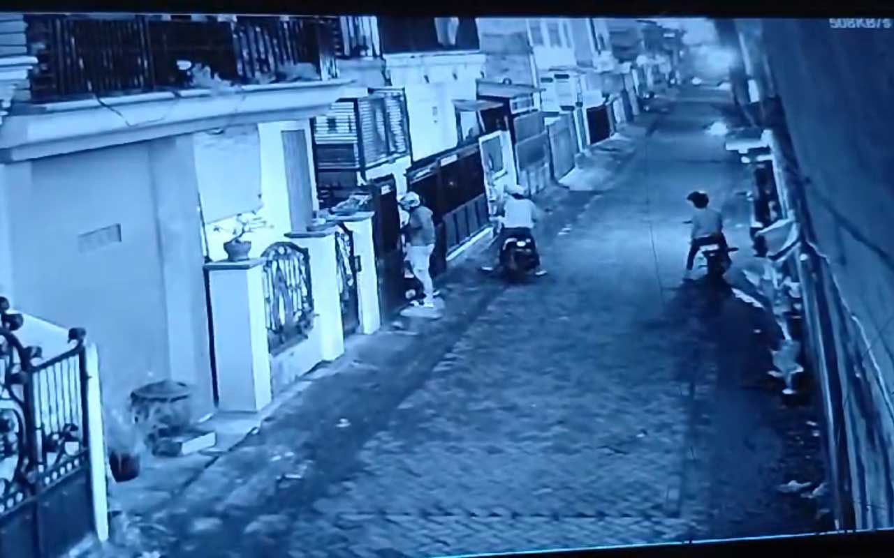 Tangkapan layar rekaman CCTV aksi pencurian dua sepeda motor di Desa Pabean, Sedati, Sidoarjo.