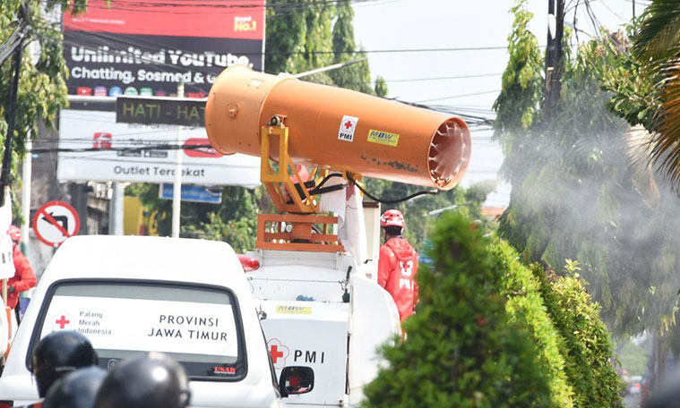 Mobil gunner saat melakukan pengkabutan disinfektan di Kota Kediri. (foto: ist.)