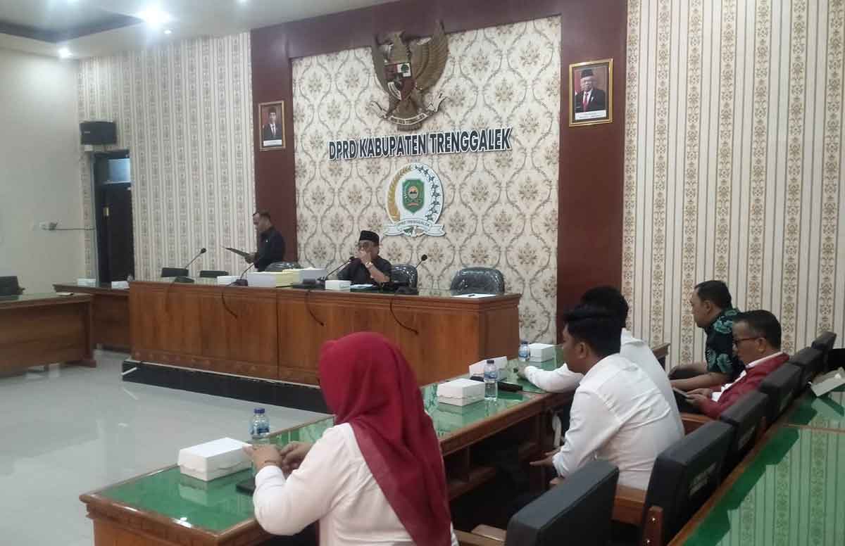 Rakor Bapemperda dan TAPD yang berlangsung di gedung DPRD Trenggalek.