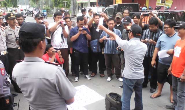 Polisi mengawal massa yang demo di Kejaksaan Negeri Kota Kediri. (ft: arif kurniawan/ BANGSAONLINE)