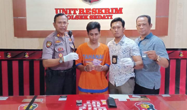 Kapolsek Sedati AKP I Gusti Made Merta memamerkan tersangka berikut barang bukti.