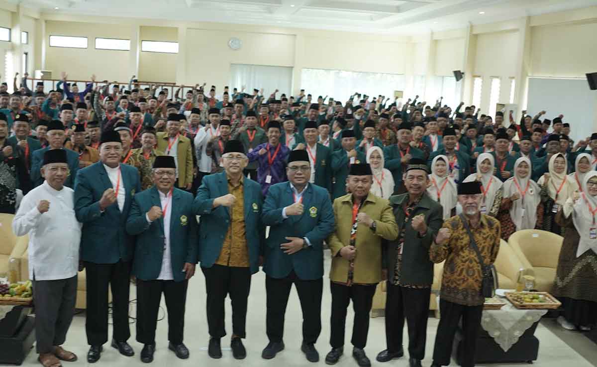 Ketua DPW LDII Jatim Timur, KH Moch Amrodji Konawi (empat dari kiri) saat menghadiri Rakorwil di Gresik. Foto: Ist