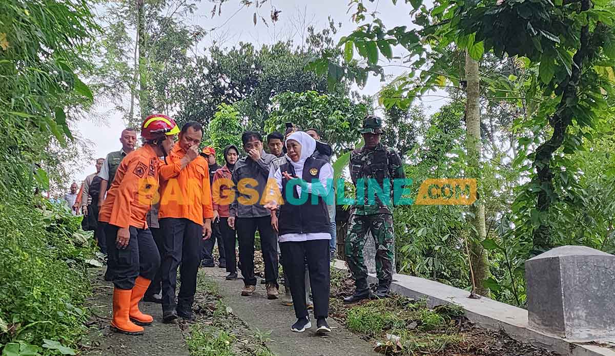 Gubernur Khofifah saat meninjau dampak longsor di Trenggalek. Foto: DEVI FITRI AFRIYANTI/BANGSAONLINE