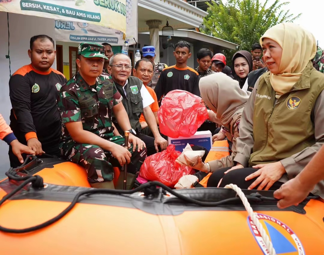 Gubernur Khofifah saat meninjau banjir Pasuruan didampingi pejabat terkait