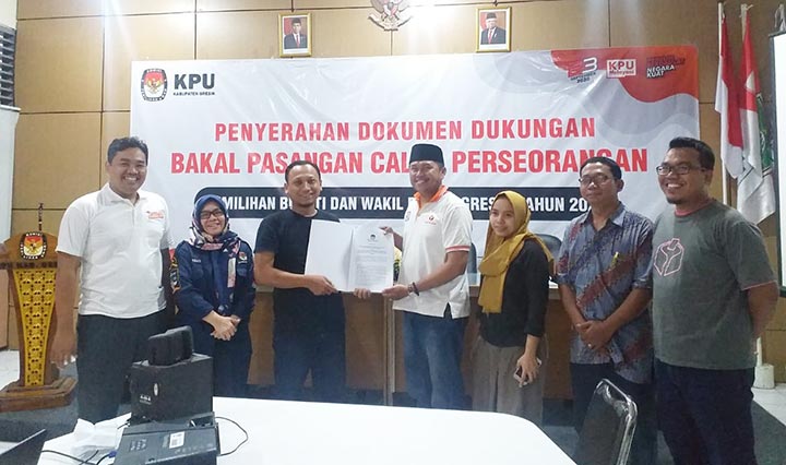 Ketua KPU Gresik Achmad Roni dan Ketua Bawaslu Imron Rosyadi saat mengumumkan Pilbup Gresik tanpa Bacalon Perseorangan. foto: ist.