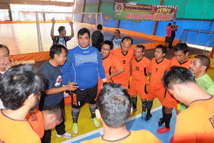 Pahlawan FC saat mendapat briefing dari pelatih Hadi serta manajer Bambang Wahyono.