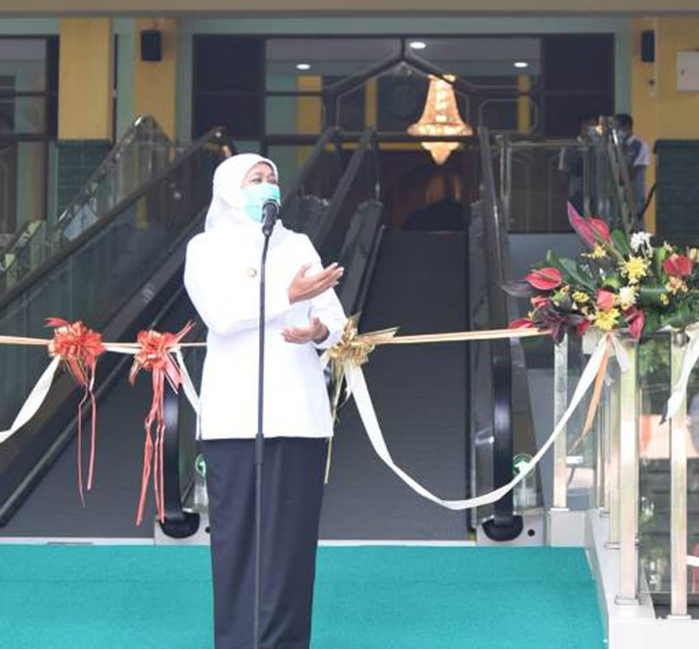Gubernur Jawa Timur Khofifah Indar Parawansa menyampaikan sambutan saat meresmikan travelator Masjid Agung Sidoarjo, Senin (1/3/2021). foto: ist.
